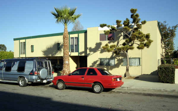 1071 254th St in Harbor City, CA - Building Photo