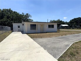 5194 Atlanta Ave in Ft. Myers, FL - Building Photo