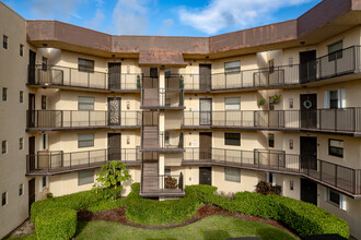 Plantation Club Condominiums in Plantation, FL - Building Photo - Building Photo