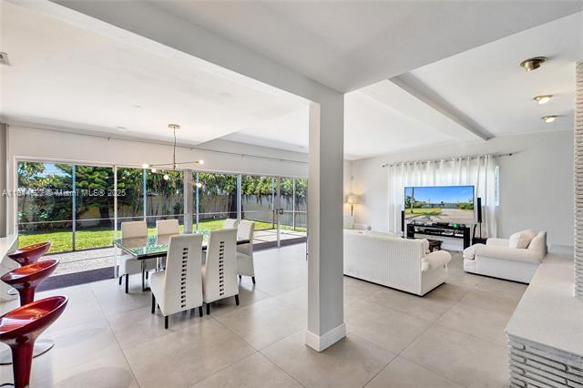 1940 NE 185th Ter in North Miami Beach, FL - Foto de edificio