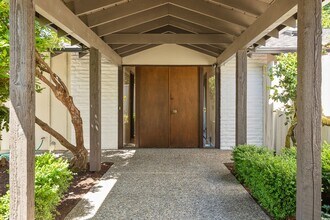 3853 81st Ave SE in Mercer Island, WA - Building Photo - Building Photo