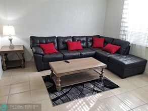 705 SW 148th Ave in Davie, FL - Foto de edificio - Building Photo