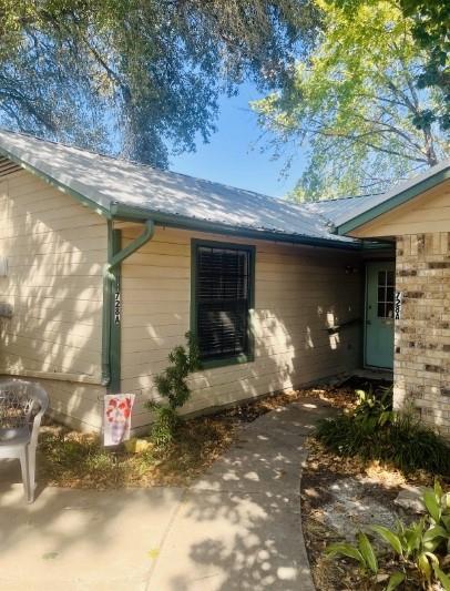 property at 728 W San Antonio St