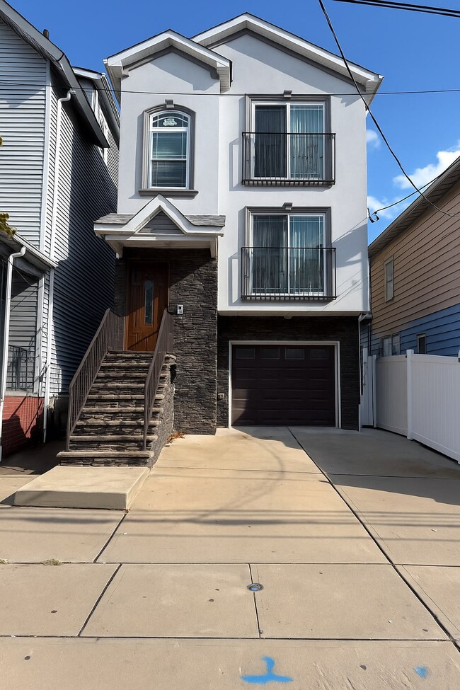 159 Court St, Unit 2FL in Elizabeth, NJ - Foto de edificio - Building Photo