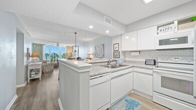 7205 Thomas Dr in Panama City Beach, FL - Foto de edificio - Building Photo