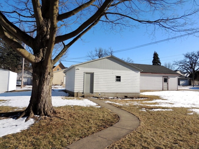 638 Leonard Ave in Dekalb, IL - Building Photo - Building Photo