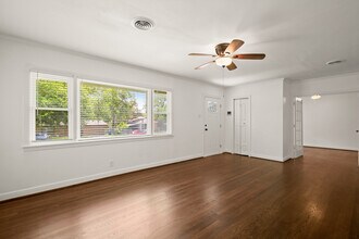 5805 Bull Creek Rd in Austin, TX - Building Photo - Building Photo