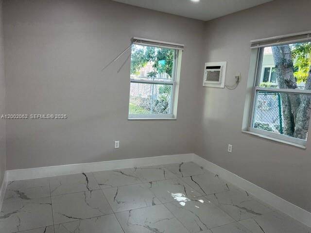 922 NW 2nd St, Unit 4 in Miami, FL - Foto de edificio - Building Photo