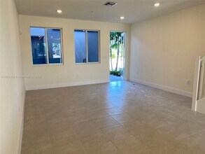 10250 NW 66th St in Doral, FL - Building Photo - Building Photo