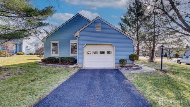 32 Canterbury Dr in Monroe Township, NJ - Building Photo - Building Photo