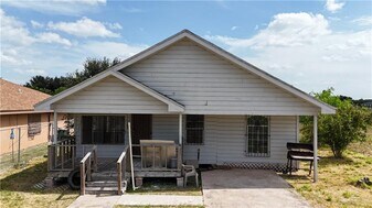 10 W Hayes Ave in Alton, TX - Building Photo