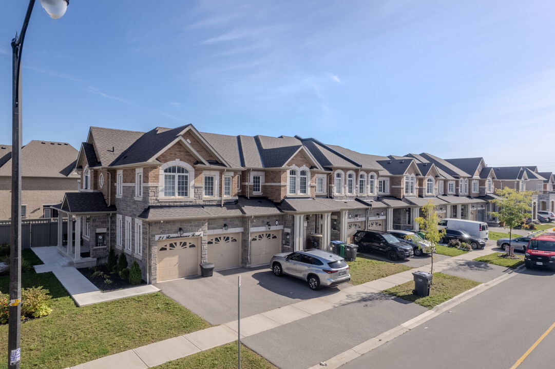 8 Pearman Cres in Brampton, ON - Building Photo