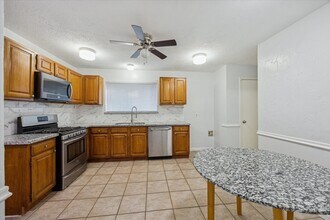 3615 Kingston Vale Dr in Houston, TX - Foto de edificio - Building Photo