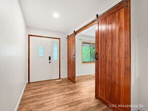 5345 Wedgewood Dr in Shorewood, MN - Building Photo - Building Photo
