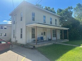 133 S Cottage St, Unit Upper in Whitewater, WI - Building Photo