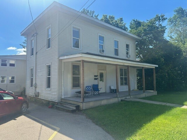 133 S Cottage St, Unit Upper in Whitewater, WI - Building Photo