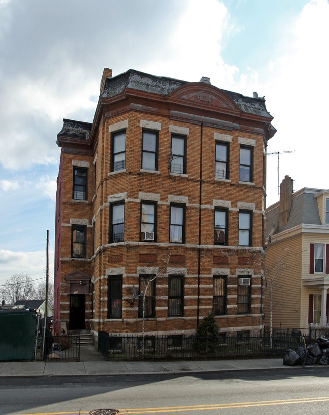 176-178 Palisade Ave in Yonkers, NY - Foto de edificio - Building Photo