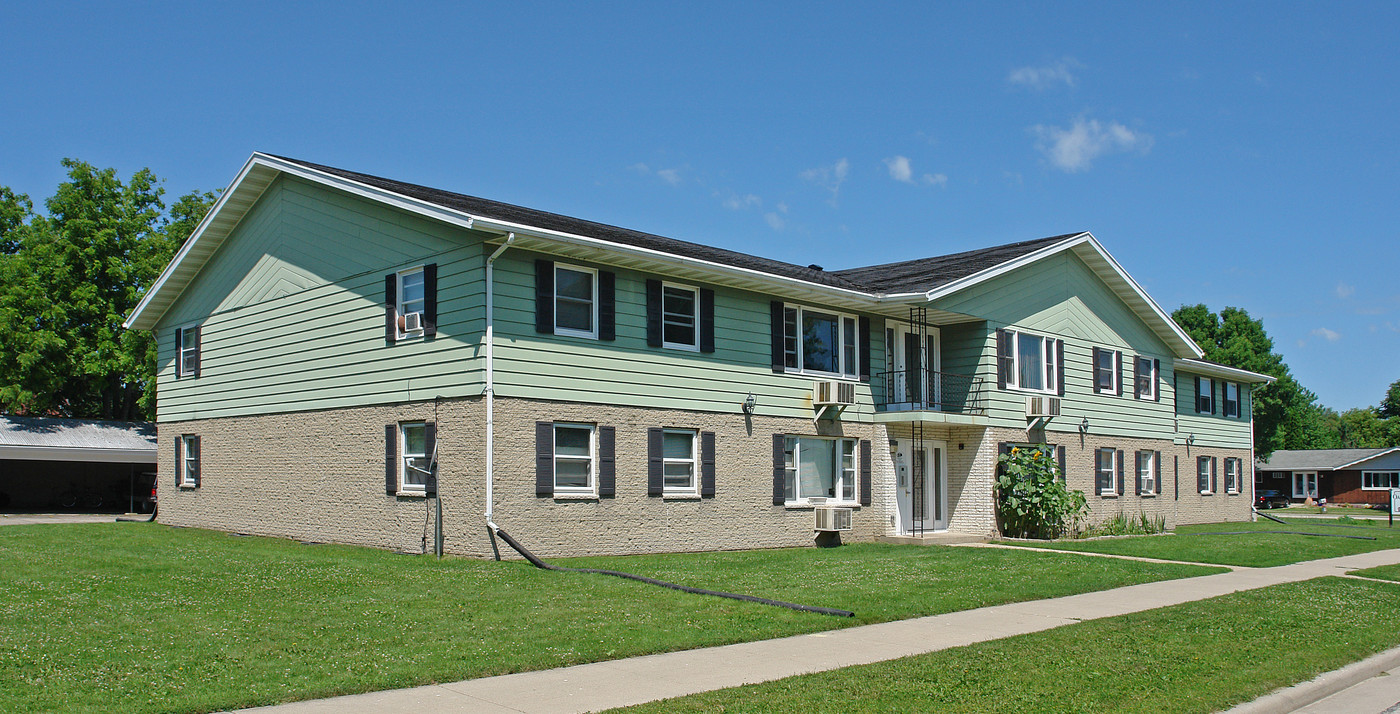 Oak Point Drive in Juneau, WI - Building Photo