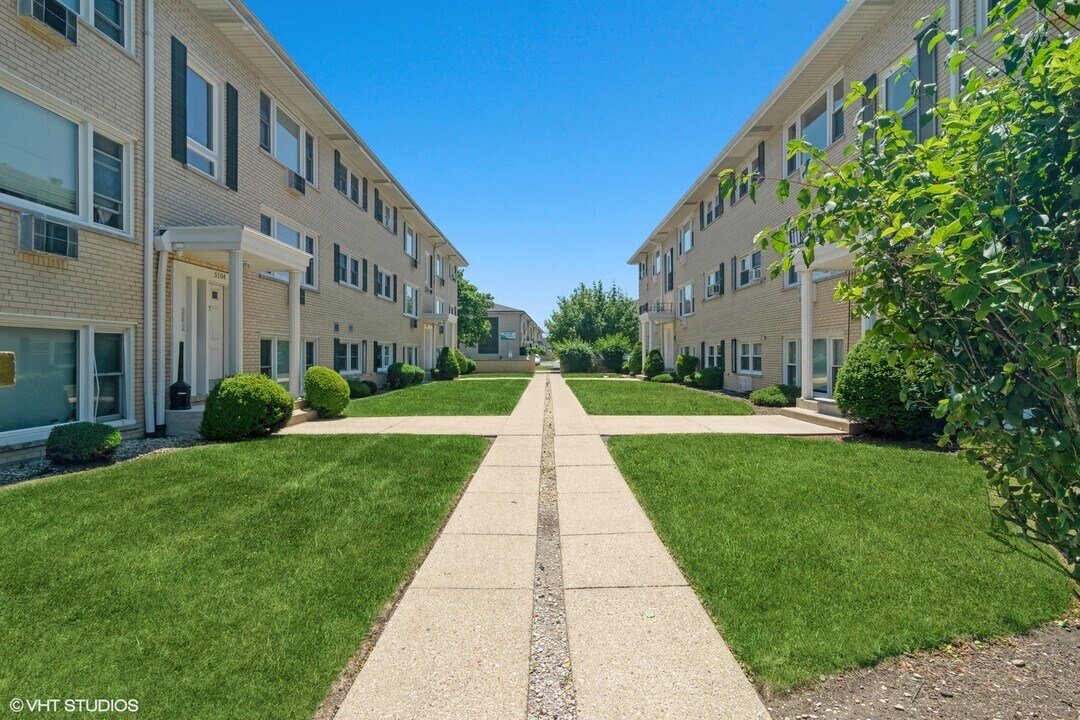 5102 N Leonard Dr in Norridge, IL - Building Photo