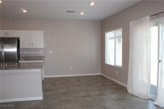 7712 Markarian St in North Las Vegas, NV - Foto de edificio - Building Photo