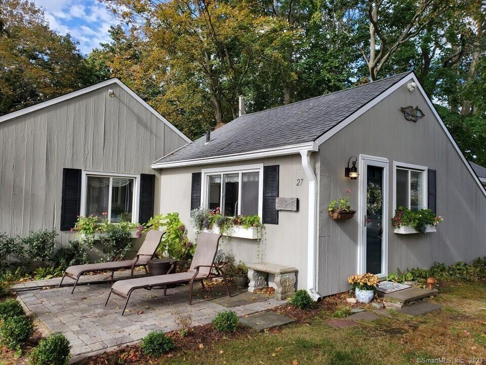 27 Gled Hill St in Stonington, CT - Building Photo