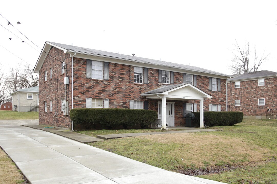 10407 Green Tree Ln in Louisville, KY - Building Photo