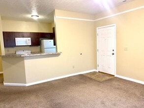 Prairie Pointe Apartments in Dodge City, KS - Building Photo - Interior Photo