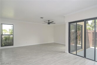 711 SE 12th Ave in Cape Coral, FL - Foto de edificio - Building Photo