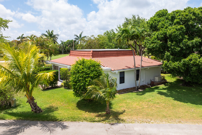 Emerald Green Villas in Hollywood, FL - Foto de edificio - Building Photo