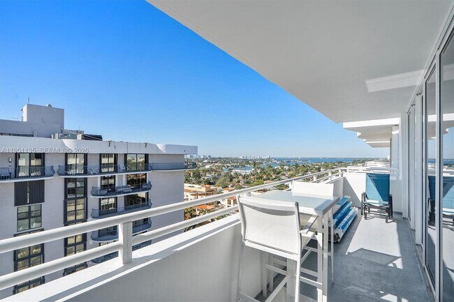 8911 Collins Ave in Surfside, FL - Foto de edificio - Building Photo