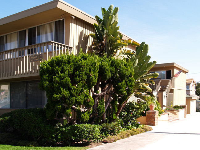 Topaz Apartments in Redondo Beach, CA - Building Photo - Building Photo