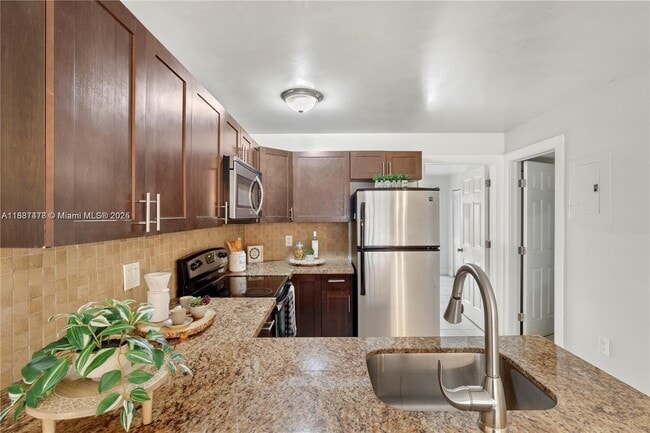 7241 Miami Lakes Dr in Miami Lakes, FL - Building Photo - Building Photo