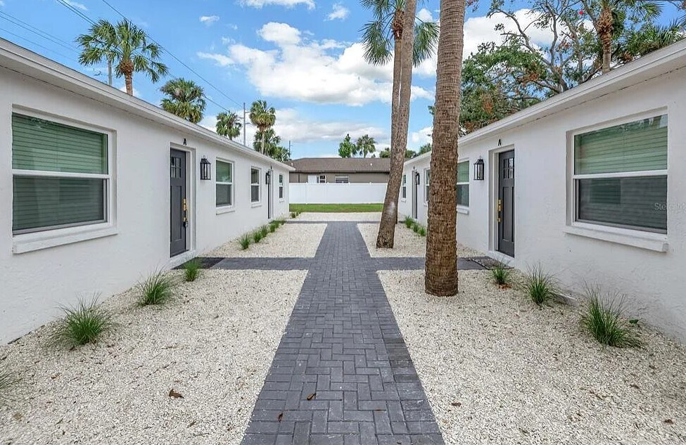 3011 W Binnicker Ave, Unit B in Tampa, FL - Building Photo