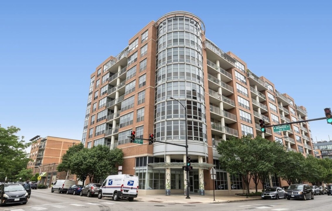 1200 W Monroe St, Unit 614 in Chicago, IL - Building Photo