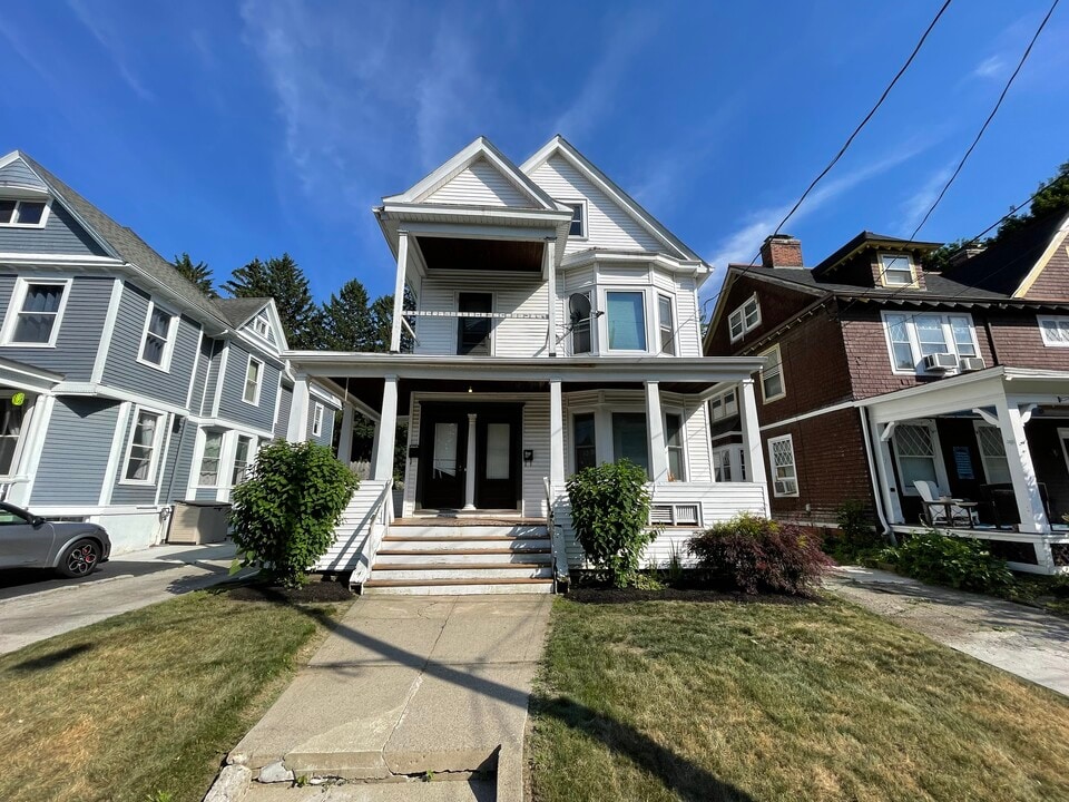 9 Hawthorne Ave, Unit 2nd floor in Troy, NY - Foto de edificio