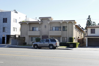 14804 Victory Blvd in Van Nuys, CA - Building Photo - Building Photo