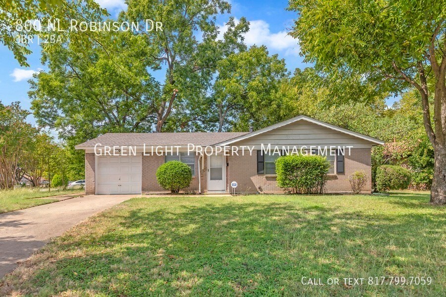 800 N L Robinson Dr in Arlington, TX - Building Photo