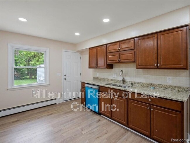 24034 Meadowlark St in Oak Park, MI - Building Photo - Building Photo