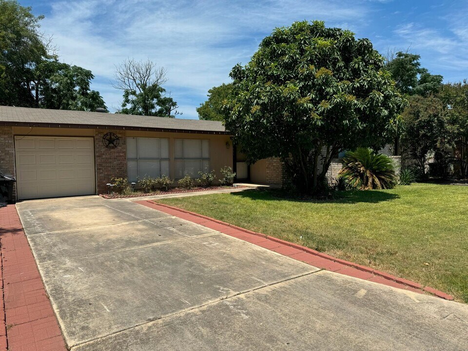 1005 Vly Frg Dr in Schertz, TX - Building Photo