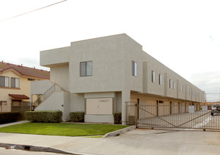 15627 Belshire Ave in Norwalk, CA - Foto de edificio - Building Photo