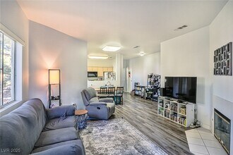 5250 S Rainbow Blvd in Las Vegas, NV - Building Photo - Building Photo