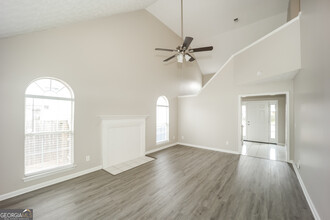 8195 Mountain Pass in Riverdale, GA - Foto de edificio - Building Photo