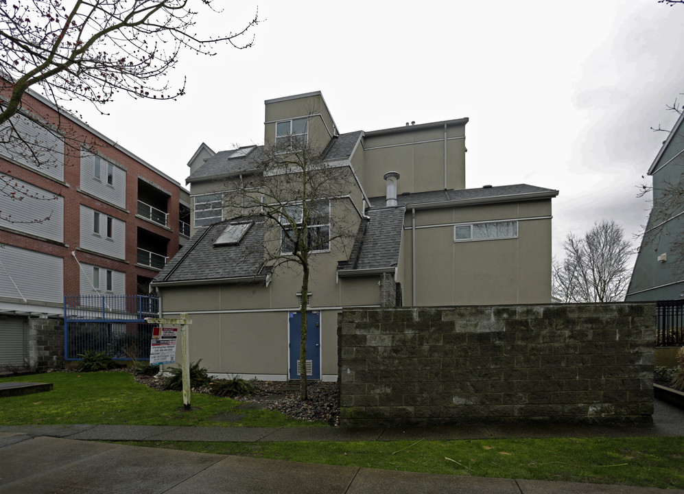 Harbour House in Vancouver, BC - Building Photo