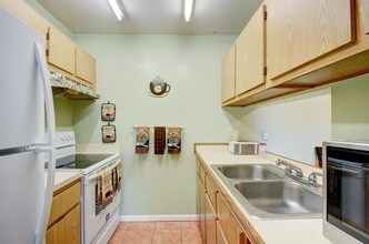 1758 Abbey Rd, Unit 201 in West Palm Beach, FL - Building Photo - Building Photo