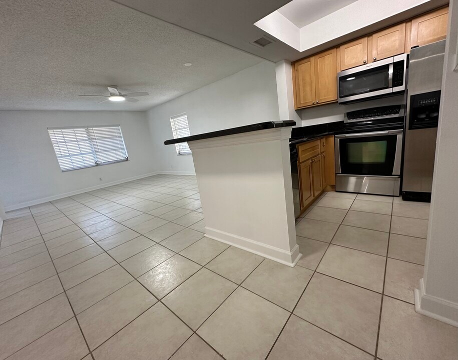 128 Lehane Ter, Unit 205 in North Palm Beach, FL - Foto de edificio
