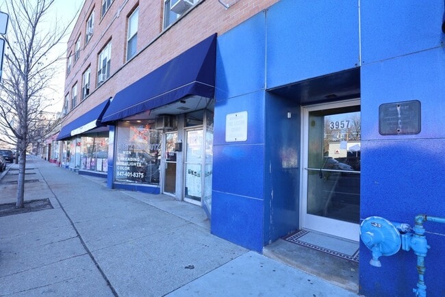 3925 W Irving Park Rd, Unit J01P in Chicago, IL - Foto de edificio - Building Photo