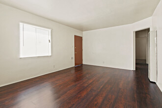 6607-6611 Brynhurst Ave in Los Angeles, CA - Building Photo - Interior Photo