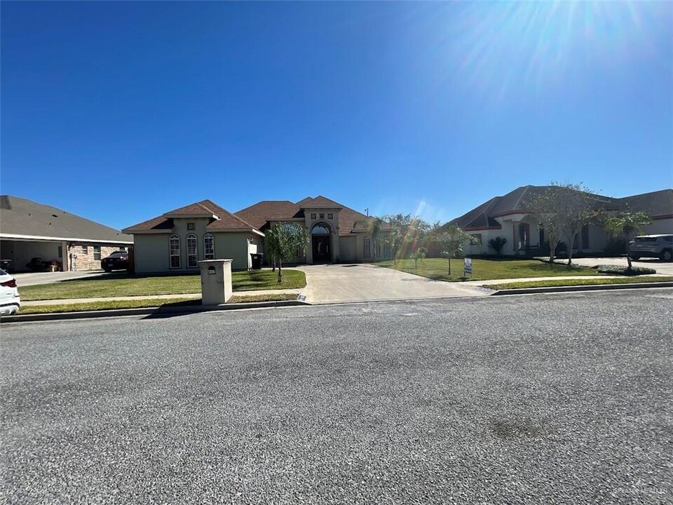 607 Santa Elena St in Weslaco, TX - Building Photo