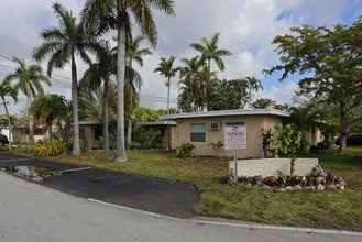 Oakland Gardens Apartments in Oakland Park, FL - Foto de edificio - Building Photo