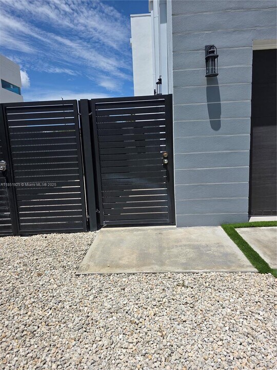 81 S Royal Poinciana Blvd in Miami Springs, FL - Building Photo